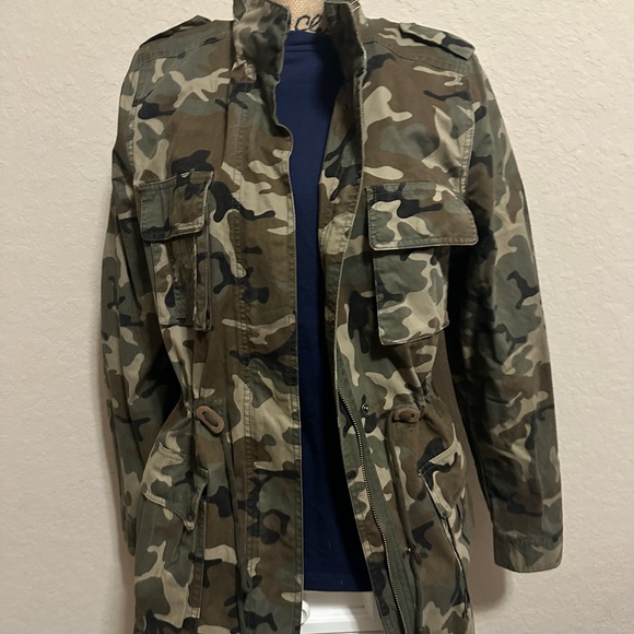 Beautiful womens camo jacket size large - Picture 2 of 3